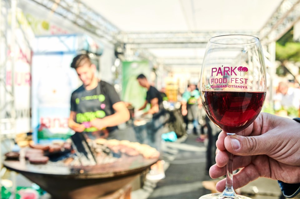 Vikend u Novigradu:Park Food Fest – dva dana jesenskih delicija, vrhunskih vina i zabave uz more